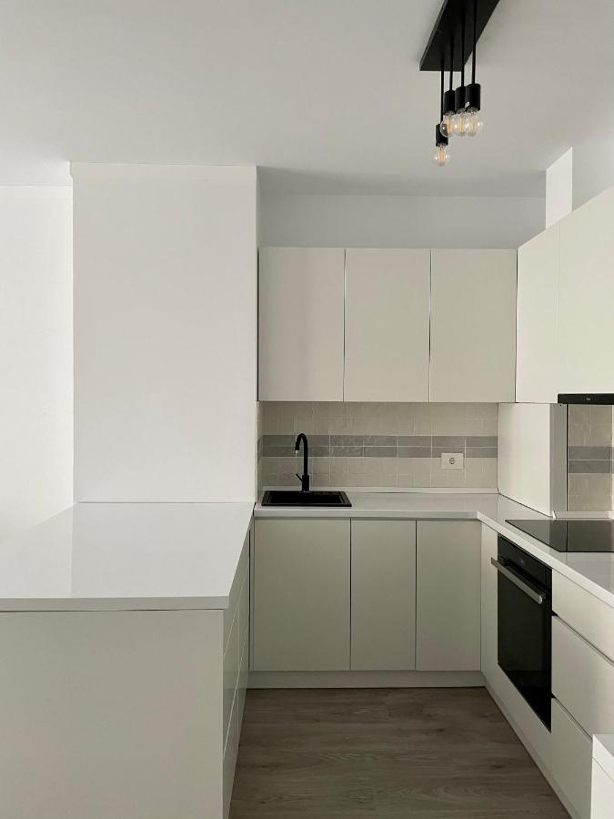 Cozy 1 Bedroom Apartment Oradea Buitenkant foto