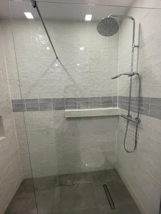 Cozy 1 Bedroom Apartment Oradea Buitenkant foto